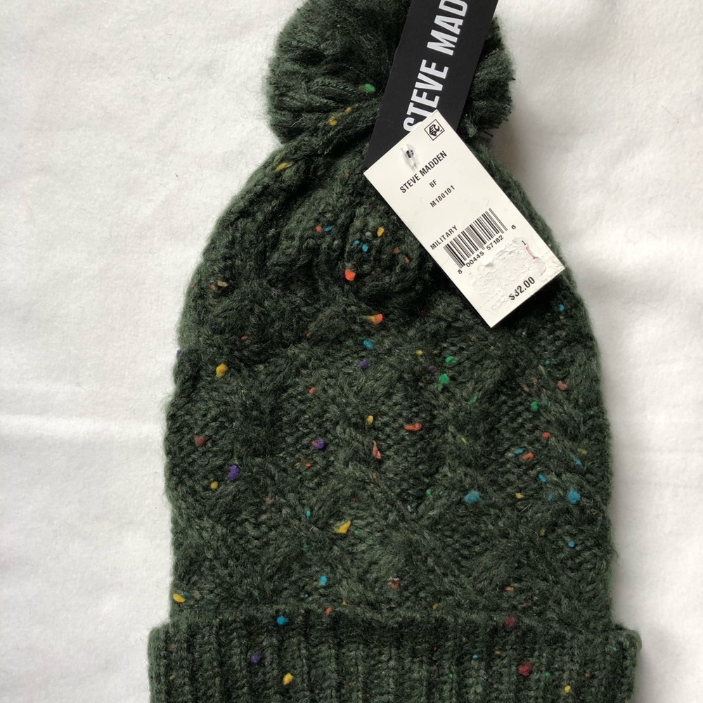 NWT STEVE MADDEN speckled beanie HAT  with PomPom. Green with multicolored specs